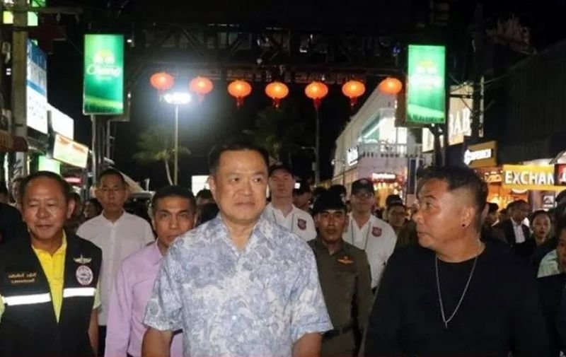 Ein bekannter Unternehmer aus Phuket lobte den stellvertretenden Premierminister und Innenminister Anutin Charnvirakul dafür, dass er vorgestern Abend (14. März) nach Phuket gereist ist, um die Ordnung im beliebten Ausgehviertel am Strand von Patong aktiv zu überprüfen, sagte Naewna gestern Abend.