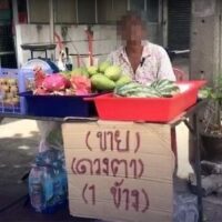 Ein ergreifendes Bild eines 57-jährigen thailändischen Obstverkäufers in Bangkok hat im Internet für Aufsehen gesorgt , nachdem er versprochen hatte, eines seiner Augen zu spenden , um seine finanziellen Probleme zu lösen. Die herzzerreißende Szene, die ursprünglich von der Facebook Seite Panda Lab Doctor geteilt wurde, zeigt den Mann, der Früchte mit einem Plakat mit der dringenden Botschaft verkauft: „Eye for Sale.“