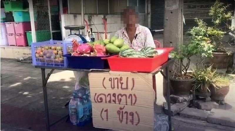 Ein ergreifendes Bild eines 57-jährigen thailändischen Obstverkäufers in Bangkok hat im Internet für Aufsehen gesorgt , nachdem er versprochen hatte, eines seiner Augen zu spenden , um seine finanziellen Probleme zu lösen.Die herzzerreißende Szene, die ursprünglich von der Facebook Seite Panda Lab Doctor geteilt wurde, zeigt den Mann, der Früchte mit einem Plakat mit der dringenden Botschaft verkauft: „Eye for Sale.“