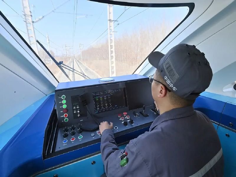 Während des Versuchs fuhr der Zug mit einer Geschwindigkeit von 160 km/h bei einem durchschnittlichen Energieverbrauch von nur 5 kWh pro Kilometer und erreichte eine Reichweite von über 1.000 km.