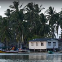 Pu La To Bi Su ist ein kleines Fischerdorf, 500 Meter vom Festland von Narathiwat entfernt, einer von drei Provinzen im tiefen Süden Thailands. Nur wenige Städter kennen diese kleine Insel und sie ist nur mit dem Boot erreichbar.