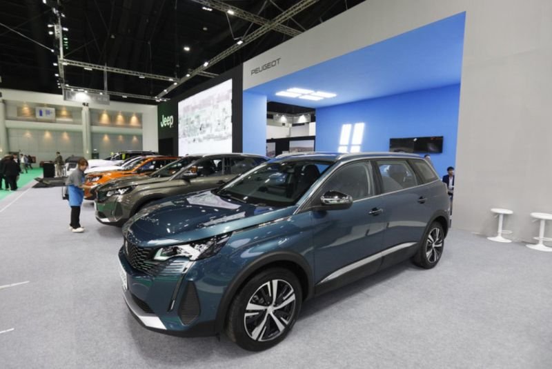 Strengere Kreditvergaberegeln haben sich auf die Autoverkäufe in Thailand ausgewirkt. Die inländischen Autoverkäufe gehen im März um 30 % zurück. Nach Angaben der Federation of Thai Industries (FTI) blieben die inländischen Autoverkäufe in Thailand im März verhalten und fielen im Jahresvergleich um 29,8 % auf 56.099 Einheiten, obwohl die Zahl leicht über dem Gesamtwert vom Februar liegt.