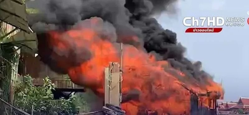 Ein Tourenboot eines bekannten Restaurants in Ayutthaya hat heute (16. April) um 14 Uhr mitten im Fluss Chao Pharya Feuer gefangen, aber glücklicherweise wurden alle 24 Touristen und der Skipper von zwei anderen Booten gerettet, sagte TV Channel 7.