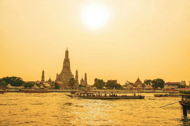 Ein aktueller Bericht hat Bangkok und Chiang Mai als zwei der Top-10 Städte Asiens für Expats im Jahr 2024 hervorgehoben. Die Ergebnisse unterstreichen die Attraktivität Thailands für die Weltbevölkerung.Unter allen bewerteten Städten belegte Bangkok, bekannt für seine atemberaubenden Tempel und die lebendige Street-Food Kultur, den zweiten Platz