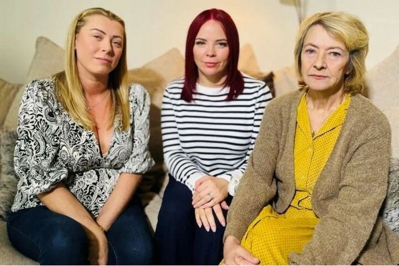 Eine Geschichte von Täuschung und einer gescheiterten Traumzeremonie entstand, als eine 41-jährige Britin Tausende von Freunden, darunter eine Brautjungfer, für eine Hochzeit in Thailand betrog.Der Skandal löste sich nur wenige Tage vor der Hochzeit von Elaine und Marc Walker auf, sodass die Mutter der Braut die Rechnung für die Flüge der Gäste bezahlen musste.