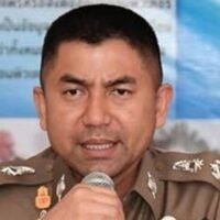 General Surachate Hakparn, im Volksmund als „Big Joke“ bekannt, kehrte an diesem Donnerstag zum Hauptquartier der Royal Thai Police zurück. Der ehemalige Spitzenpolizist versprach, rechtliche Schritte gegen etwas einzuleiten, von dem er fest überzeugt ist, dass es sich um eine interne Verschwörung handelt, die darauf abzielt, seine Chancen auf das Amt des Kommissars zu vereiteln.