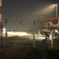 Die Regierung von Myanmar hat die thailändische Regierung um Erlaubnis gebeten, dass ihre Flugzeuge auf einem Flughafen in der Provinz Tak landen dürfen, um ihre hochrangigen Militäroffiziere abzuholen, die aus Myawaddy geflohen sind, das letzte Nacht von der Opposition beschlagnahmt wurde. Myawaddy, das größte von der Regierung kontrollierte Militärlager in Myanmar, liegt jenseits der Grenze zum Bezirk Mae Sot in Thailand.