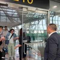 Die Einwanderungspolizei empfing Passagiere auf Flügen nach Israel, die gezwungen waren, zum Flughafen Suvarnabhumi zurückzukehren, und erlaubte ihnen, entweder in einem Hotel oder am Flughafen zu übernachten. Der Schritt erfolgte, als Irak, Israel und Jordanien alle ihren Luftraum schlossen, wobei Flüge ab Samstagabend Israel und umliegende Länder betrafen.