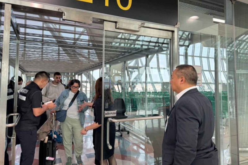 Die Einwanderungspolizei empfing Passagiere auf Flügen nach Israel, die gezwungen waren, zum Flughafen Suvarnabhumi zurückzukehren, und erlaubte ihnen, entweder in einem Hotel oder am Flughafen zu übernachten.Der Schritt erfolgte, als Irak, Israel und Jordanien alle ihren Luftraum schlossen, wobei Flüge ab Samstagabend Israel und umliegende Länder betrafen.