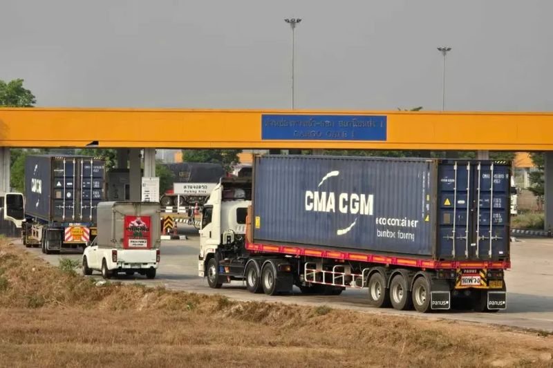 In Myawaddy gestrandete thailändische Lastwagen konnten nach Mae Sot zurückkehren, nachdem die Verantwortlichen der Stadt Myanmar vorübergehend einen von zwei Kontrollpunkten geöffnet hatten.