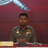 Polizeigeneral Surachate Hakparn, allgemein bekannt als „Big Joke“, gehört zu den wenigen Beamten, dessen kometenhafter Aufstieg in der Truppe dazu führen dürfte, dass er zum nächsten Polizeigeneralkommissar ernannt wird. Polizeigeneral Surachate wurde im Alter von etwa 40 Jahren Polizeigeneral, doch sein Karriereweg könnte abrupt abgebrochen werden.