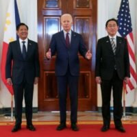Die Staats- und Regierungschefs der Vereinigten Staaten, Japans und der Philippinen einigten sich gestern am Donnerstag darauf, ihre Verteidigungs- und Wirtschaftskooperation voranzutreiben, um Chinas Ambitionen in der Indopazifik-Region entgegenzuwirken.