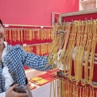 Die Goldpreise sind kürzlich in die Höhe geschnellt und haben einen Rekordwert von 40.000 Baht pro Baht Gewicht erreicht, was zu einem Anstieg der Verkäufe von Geschäften für gefälschtes Gold geführt hat, da echtes Gold für viele Verbraucher weniger zugänglich ist.