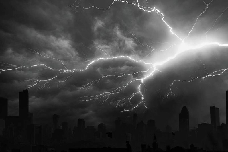 Die nördliche Region Thailands bereitet sich auf schwere Sommerstürme vor, da das Thai Meteorological Department (TMD) in einigen Gebieten eine Warnung vor Gewittern, starken Winden und möglichem Hagel herausgibt. Die Warnung, die heute, 10. April, um 5 Uhr morgens in Kraft trat und voraussichtlich bis morgen, 11. April, andauern wird, ist eine Folge von Hochdruckgebieten aus China, die sich über den Nordosten des Landes und das Südchinesische Meer erstrecken.