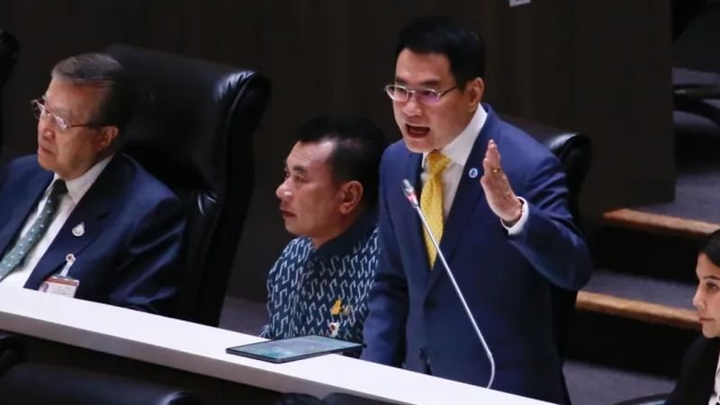 Der frühere demokratische Führer Jurin Laksanavisit griff Premierminister Srettha und seine Koalitionsregierung heftig an und warnte sie, bei der Rückkehr der ehemaligen Premierministerin Yingluck Shinawatra in ihre Heimat nicht im Zickzack zu handeln.