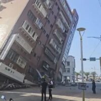 Auf Bildern aus einem Videomaterial von TVBS sind am Mittwoch, dem 3. April 2024, teilweise eingestürzte Gebäude in Hualien im Osten Taiwans zu sehen. Ein starkes Erdbeben erschütterte am frühen Mittwoch die gesamte Insel Taiwan