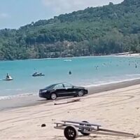 Ein thailändischer Tourist wurde mit einer Geldstrafe belegt, weil er den Berichten zufolge die Warnung eines Rettungsschwimmers missachtet und mit dem Auto am Strand von Kamala von Phuket entlanggefahren war.