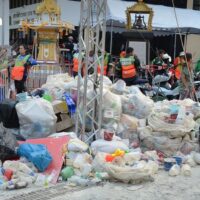 Die Songkran Feierlichkeiten im Großraum Bangkok führten zu 51.000 Tonnen Abfall, wie die Bangkok Metropolitan Administration (BMA) am Dienstag (16. April) berichtete. Die diesjährige Abfallstatistik wurde vom 12. bis 15. April erhoben und liegt laut BMA um etwa 1.000 Tonnen über dem Vorjahreszeitraum.