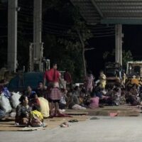 Die Kämpfe zwischen der Regierung Myanmars und den Karen-Rebellen dauerten die ganze Samstagnacht bis Sonntagmorgen an und trieben mehr Zivilisten dazu, vorübergehend Zuflucht im Bezirk Mae Sot in der westlichen Provinz Tak Thailands zu suchen.