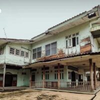 Ein Beitrag, der den Verkauf eines klassischen alten Hauses mit Grundstück am Chao Phraya-Fluss anpreist, hat in den thailändischen sozialen Medien für großes Aufsehen gesorgt. Der Standort, der einen wunderschönen Blick auf das thailändische Parlament bietet, ist mit einem erstaunlichen Preis von 200 Millionen Baht verbunden.