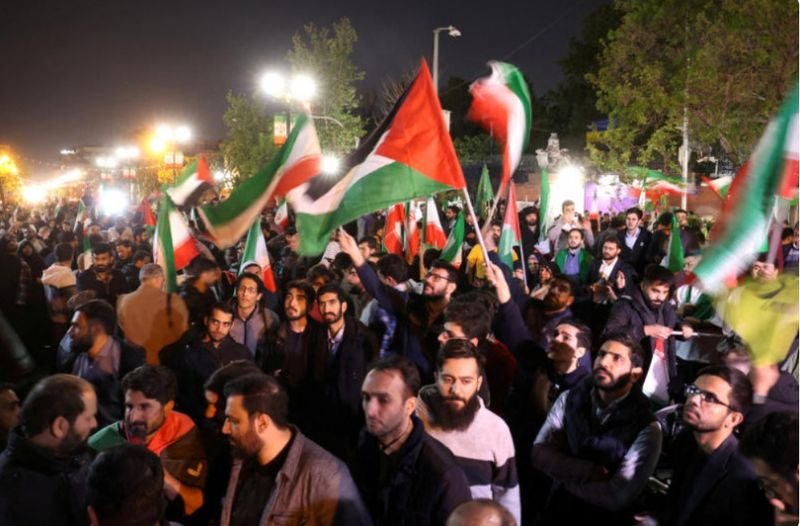 Der Goldpreis stieg nahezu auf einen Rekordwert, nachdem der beispiellose Angriff Irans auf Israel am Wochenende die Nachfrage nach sicheren Zufluchtsanlagen ankurbelte. Der Goldpreis stieg um bis zu 1,2 %, als der Konflikt im Nahen Osten in eine gefährliche neue Phase eintrat, bevor er etwa die Hälfte dieses Anstiegs wieder einbüßte. Die Islamische Republik feuerte mehr als 300 Drohnen und Raketen auf Israel ab, die meisten wurden jedoch abgefangen und es wurden keine Todesopfer gemeldet.