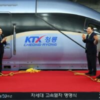 Südkorea hat am Montag (1. April 2024) den KTX Cheong-ryong vorgestellt, eine neue Klasse von Hochgeschwindigkeitszügen mit einer Höchstgeschwindigkeit von bis zu 320 Stundenkilometern. Der neue Hochgeschwindigkeitszug ist der erste im Inland entwickelte und hergestellte Zug mit einer Höchstgeschwindigkeit von über 300 Kilometern pro Stunde. Südkorea brachte 2008 erstmals seinen selbst entwickelten Hochgeschwindigkeitszug, den KTX-Sancheon , auf den Markt.