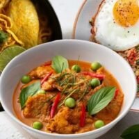 In einer aktuellen Veröffentlichung von Tasteatlas , einer renommierten globalen Lebensmittel Webseite, wurde Thailands kulinarisches Können erneut gewürdigt. Drei der ikonischen Gerichte des Landes – Phat Kaphrao , Khao Soi und Phanaeng Curry – haben sich ihren Platz unter den Top 10 der Liste der hundert besten Gerichte der Welt gesichert.