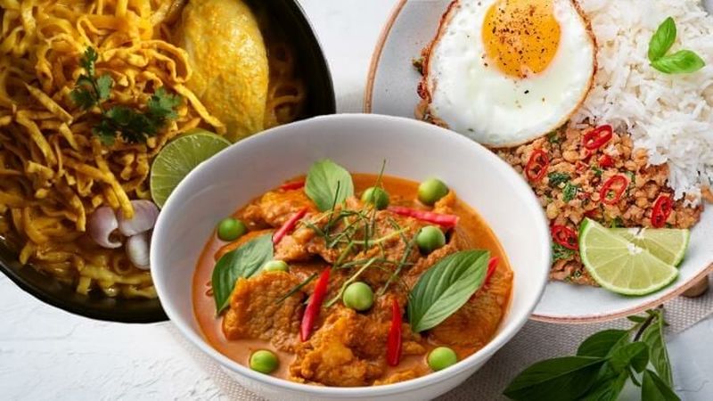 In einer aktuellen Veröffentlichung von Tasteatlas , einer renommierten globalen Lebensmittel Webseite, wurde Thailands kulinarisches Können erneut gewürdigt. Drei der ikonischen Gerichte des Landes – Phat Kaphrao , Khao Soi und Phanaeng Curry – haben sich ihren Platz unter den Top 10 der Liste der hundert besten Gerichte der Welt gesichert.