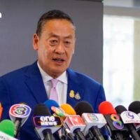 Das Kabinett Srettha II wurde am Sonntag offiziell in der Royal Gazette bekannt gegeben, sechs neue Gesichter und vier bisherige Minister schieden aus dem Kabinett aus. Die Liste der Kabinettsumbildungen wurde am Samstag von Seiner Majestät dem König unterzeichnet und von Premierminister Srettha Thawisin gegengezeichnet, bevor sie am Sonntag in der Royal Gazette veröffentlicht wurde.