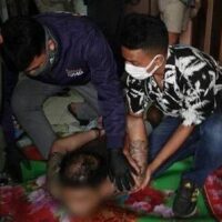 Ein 40-jähriger Mann wurde gestern verhaftet, weil er ein 16-jähriges Mädchen bei einem erschütternden Songkran Feiertag angelockt und angegriffen hatte. Die thailändische Polizei nahm den als Arm Laisak bekannten Verdächtigen fest, der über eine umfassende kriminelle Vergangenheit verfügt, darunter auch frühere Straftaten im Zusammenhang mit Drogenhandel.
