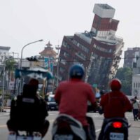 Die Zahl der Verletzten bei einem Erdbeben der Stärke 7,2 im Osten Taiwans stieg am Donnerstag auf über 1.000, obwohl die Zahl der Todesopfer konstant bei neun blieb und 42 Arbeiter auf dem Weg zu einem Hotel in einem Nationalpark immer noch vermisst werden.