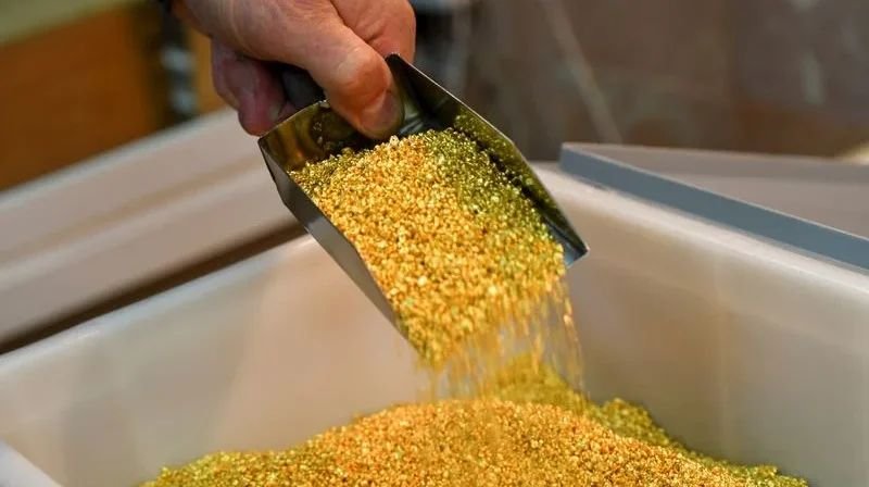 Die inländischen Öl- und Goldpreise werden voraussichtlich in die Höhe schnellen, wenn das Songkran-Fest morgen (17. April) endet, wobei Ersteres als thailändisches Neujahrsgeschenk an die Bevölkerung an PTT- und Bangkchak-Petroleumpumpen festgesetzt wurde.