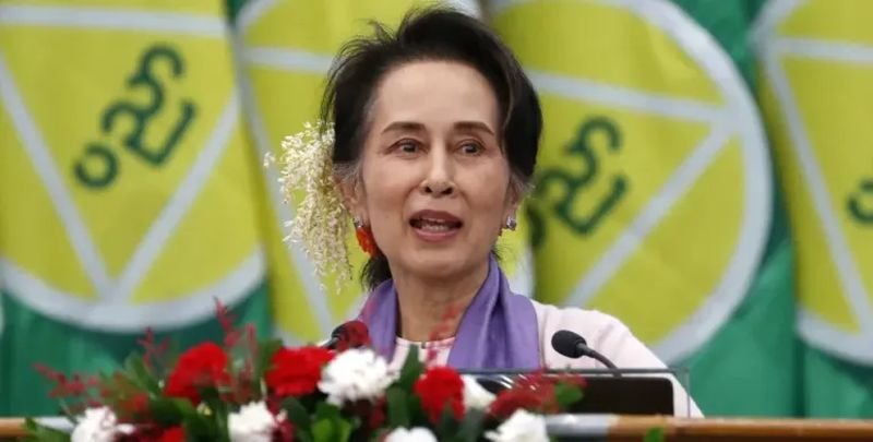 Myanmars inhaftierte frühere Führerin Aung San Suu Kyi wurde aufgrund der Hitzewelle aus dem Gefängnis in den Hausarrest verlegt, während über 3.000 Gefangene ebenfalls amnestiert wurden, sagte die Junta.