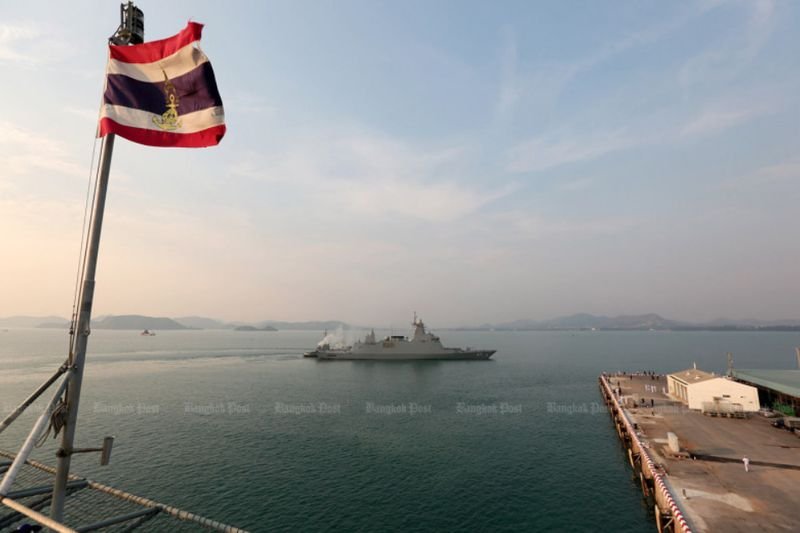 Das als „Wechselgeld“ Skandal bekannte Thema wurde von Wiroj Lakkhanaadisorn, einem Abgeordneten der MFP-Liste, am Donnerstag angesprochen, dem letzten Tag der zweitägigen Generaldebatte, in der kein Misstrauensvotum abgegeben wurde. Die Behauptungen lösten einen heftigen Austausch zwischen der Regierung und der Opposition aus.