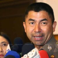 Der stellvertretende nationale Polizeichef, Polizeigeneral Surachate „Big Joke“ Hakparn, sei noch nicht suspendiert worden, da die Königlich Thailändische Polizei (RTP) zunächst ein Komitee einsetzen müsse, um die gegen ihn erhobenen Vorwürfe zu untersuchen, sagte der amtierende nationale Polizeichef.