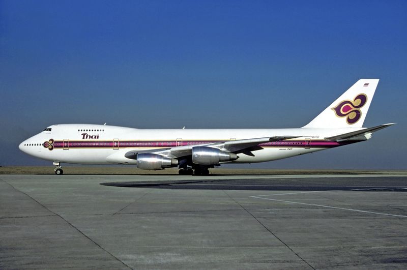 Thai Airways hat sich offiziell von der legendären Boeing 747, auch bekannt als „Königin der Lüfte“, verabschiedet. Diese Entscheidung erfolgt, nachdem Air India ihre letzten vier Boeing 747-400 aus dem Verkehr gezogen hat. Die thailändische Fluggesellschaft veranstaltete eine große Abschiedszeremonie für das beliebte Flugzeug.