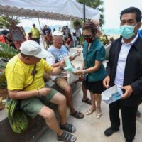 Das thailändische Gesundheitsministerium hat eine neue Initiative zur Bekämpfung übertragbarer Krankheiten vorgestellt, die in der Expat-Gemeinschaft für Aufsehen sorgen dürfte: die Wiedereinführung einer Maskenpflicht für Ausländer in wichtigen Touristengebieten.