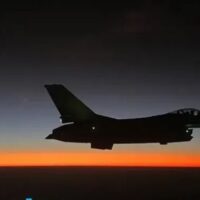 Nach den Angaben einer Luftwaffenquelle führten die F-16AM / BM Fighting Falcon-Jets der thailändischen Luftwaffe täglich mehrere Runden Luftpatrouillen im thailändischen Luftraum über einem nordwestlichen Grenzgebiet durch, nachdem es in Myanmar zu eskalierten Kämpfen gekommen war.
