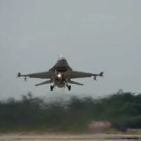 Die F-16A/B Jäger der thailändischen Luftwaffe haben regelmäßige Luftpatrouillen entlang der thailändisch-myanmarischen Grenze im Mae Sot-Bezirk von Tak durchgeführt, um ein mögliches Eindringen der MiG-29 Fulcrum-Jets der myanmarischen Luftwaffe in den thailändischen Luftraum buchstäblich abzuschrecken.