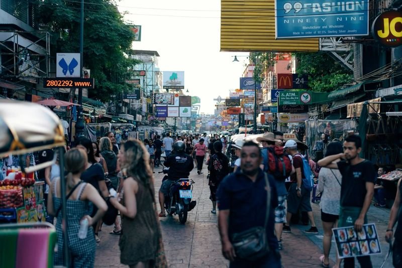 Thailand hat allein in diesem Jahr über 10 Millionen ausländische Touristen willkommen geheißen, was zu einem Umsatz von über 500 Milliarden Baht führte, berichtete das Ministerium für Tourismus und Sport. Die aktuellen Daten von gestern zeigen, dass 10.723.953 ausländische Besucher zu einem Einkommen von 518 Milliarden Baht (14 Milliarden US-Dollar) beigetragen haben.