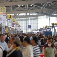 Premierminister Srettha Thavisin drängt darauf, den „Overtourism“ in Thailand zu bekämpfen. Ein Vorschlag ist die Erhebung einer Kurtaxe. Angesichts des in vielen Ländern wachsenden Widerstands gegen „Overtourism“ fordern thailändische Tourismusunternehmen die Regierung auf, ernsthaft über die Tragfähigkeit des Landes nachzudenken, während einige vorgeschlagen haben, eine Tourismussteuer von 300 Baht zu erheben, um das Problem zu lösen.