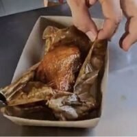 Das Department of Science Services hat Verbraucher darauf hingewiesen, dass in Papier eingewickeltes Brathähnchen möglicherweise mit krebserregenden Substanzen aus dem Verpackungspapier kontaminiert ist.