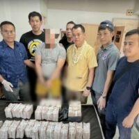 Die Polizei von Chiang Mai nahm gestern zwei Männer fest und beschlagnahmte mehr als 36 Millionen Baht in bar in einer Wohnanlage und an zwei anderen Orten im Bezirk Muang. Die Polizei sagte, dass das beschlagnahmte Bargeld Teil von rund 76 Millionen Baht an Bargeld und Wertsachen sei, die die beiden Verdächtigen, die nur als „Phudit“ und „Adisak“ identifiziert wurden, angeblich aus dem Haus ihres Geschäftspartners im Bezirk Mae Hia am 11. April gestohlen hatten.