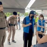 Bei einem schockierenden Vorfall, der ernsthafte Bedenken hinsichtlich der Touristensicherheit in Pattaya hervorrief , reagierte die Touristenpolizei am Montag schnell auf einen Notruf. Besorgte Einheimische meldeten einen älteren Ausländer in Not an der J-Kreuzung an der Sukhumvit Road im Bezirk Sattahip.