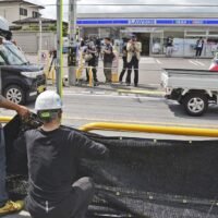 Eine japanische Stadt hat am Dienstag einen großen schwarzen Sichtschutz aufgestellt, um den malerischen Blick auf den Berg Fuji zu versperren, der zu einem Anstieg der Touristenströme führte, die ihn fotografierten, nachdem er im Internet viral gegangen war. Der 2,5 Meter hohe und 20 Meter breite Sichtschutz versperrt nun den Blick auf Japans höchsten Berg, der über einem Lawson-Supermarkt in Fujikawaguchiko, Präfektur Yamanashi, thront
