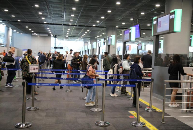 Tourismusunternehmen fordern den neuen Tourismusminister auf, den Plan, eine Gebühr von 300 Baht von Touristen zu erheben, wieder aufzunehmen, da dies kein Hindernis für die Ankunft darstellt.