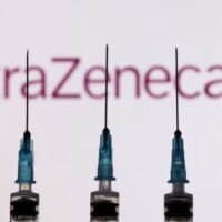 AstraZeneca zieht seinen Covid-19 Impfstoff zurück, nachdem es zugegeben hat, dass dieser in „sehr seltenen Fällen“ eine niedrige Thrombozytenzahl und eine durch Blutgerinnsel verursachte Nebenwirkung verursachen kann, allerdings nur innerhalb von 4 bis 6 Wochen nach der ersten Impfung.