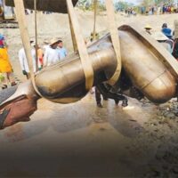 . Eine mindestens zwei Meter hohe Buddha Statue wurde gestern am Donnerstag aus einem Sandgebiet in der Nähe des Mekong-Flusses in Laos ausgegraben. Damit ist sie die größte Statue, die bei der laufenden Suche nach antiken Artefakten im Bezirk Tonpheung, Bezirk Bokeo, die im März begann, ausgegraben wurde.