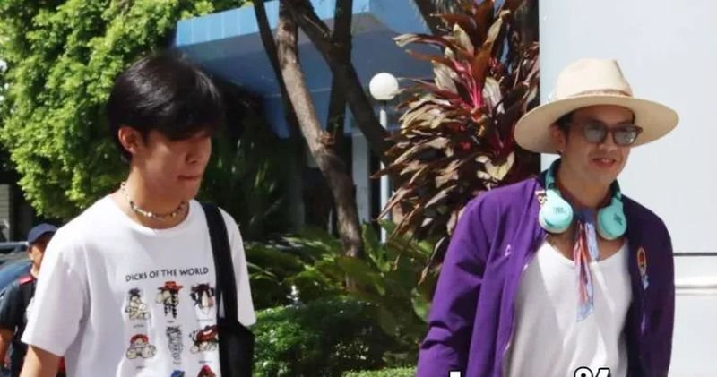 Das Strafgericht in der Ratchadapisek Road verurteilte Herrn Chaiamorn Kaewwiboonpan, einen bekannten Sänger mit dem Künstlernamen Ammy the Bottom Blues, zu vier Jahren Gefängnis ohne Bewährung wegen Verstoßes gegen das Majestätsbeleidigungsgesetz bzw. Abschnitt 112 des Strafgesetzbuchs