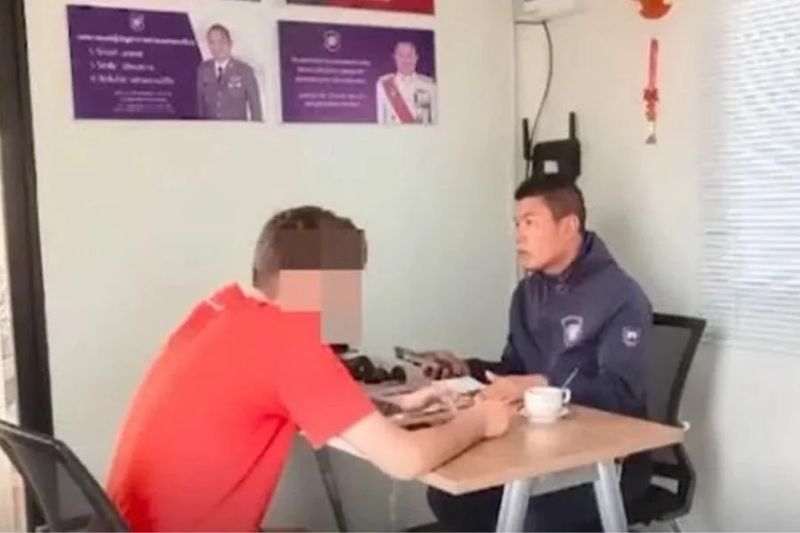Beamte der thailändischen Fremdenverkehrspolizei forderten das Einwanderungsbüro auf, einen Briten aufgrund negativer Kommentare über thailändische Behörden, Gesetze und Personen auf YouTube und anderen Social-Media Plattformen abzuschieben.Der Brite , der nur als Thomas identifiziert wurde, veröffentlichte auf YouTube und mehreren anderen sozialen Medienplattformen Videos von sich, in denen er über Thailand spricht